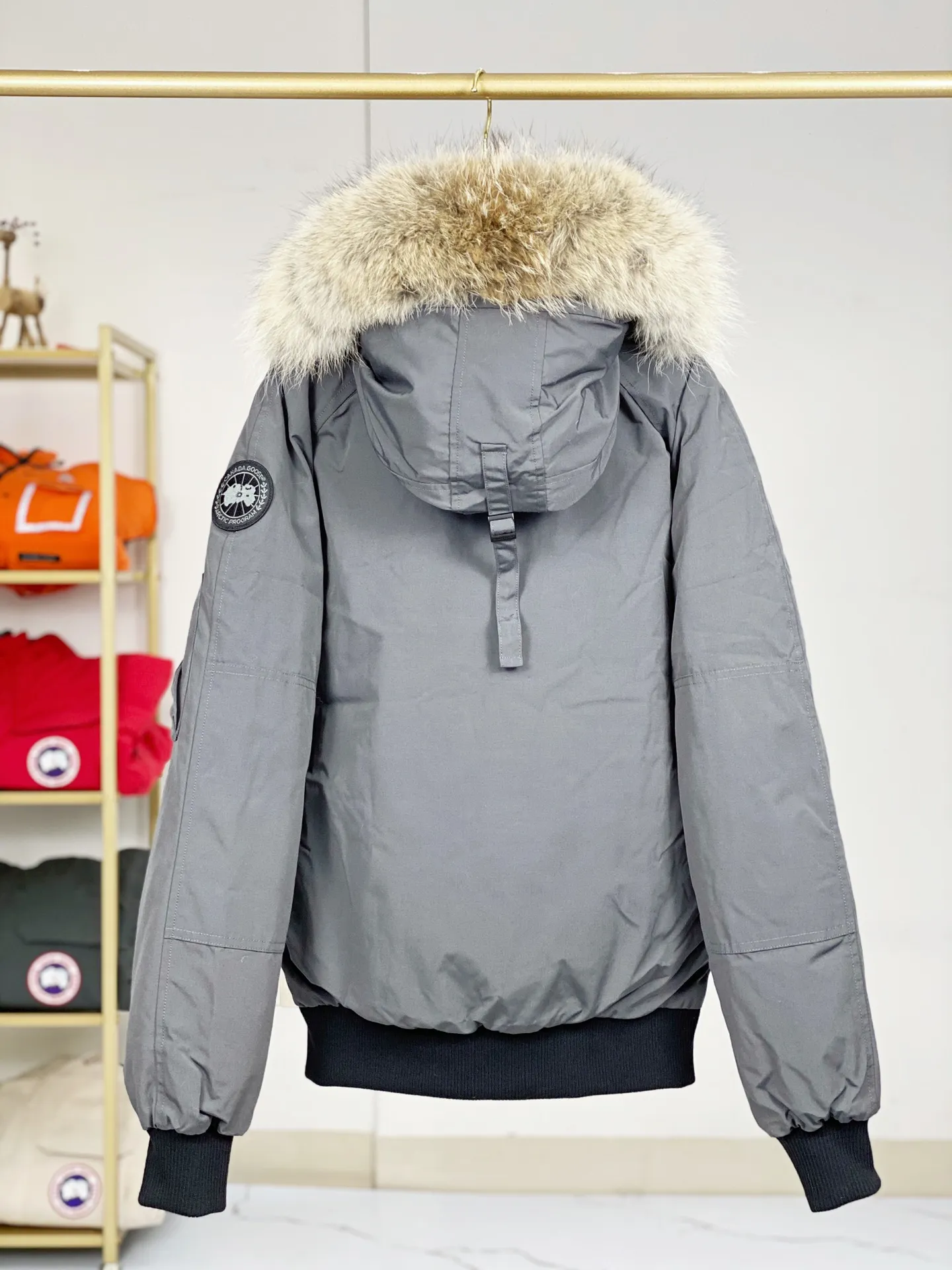 P780 Canada goose/Canada Goose Chilliwack 01 bomber jacket down jacket, authentic original clothing mold, all accessories are customized from the original factory. 💯The softness of the fabric is compared with the original product, and it can be restored by kneading at will (fabric misunderstanding: it is not a high-hardness fabric that is waterproof. Only those who buy the latest authentic version this year will notice the softness and comfort of the fabric) 💯The down is synchronized with the authentic white duck down, fluffy and not clumps, electronically controlled down filling machine. 💯Customized authentic YKK zipper pullers, high hardness and no jamming 💯The fur collar is custom-made from coyote skins in western Canada, the original version has the same origin 💯All workmanship and wiring are controlled by workers with more than ten years of service. They must be horizontal and vertical, and are not crooked. The inner wiring density is more sophisticated. Feel free to compare 💯Goose logo on sleeves, collar label, washed label, hangtag, zipper cord, pocket label, cuff thread, hem thread All details are updated simultaneously with the original product. The best version with the most complete colors. Sizes: XS-XXL (size chart attached below)